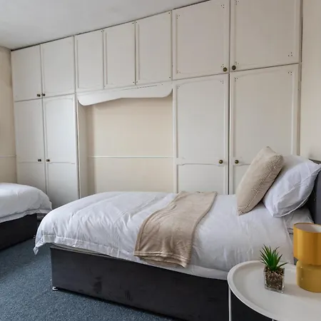 October Disc - Long - Contractors Appartement Bristol
